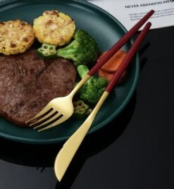 Merkloos Bestekset - 24 Delig Bestekset - 6 Personen - Rood/Goud - Tafellepels/Tafelmessen/Tafelvorken/Koffielepels - Roestvrij Staal -Aanbiedingen Keukengerei Winkel 1104x1200