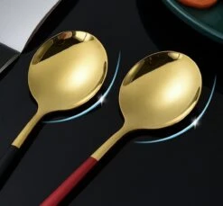 Merkloos Bestekset - 24 Delig Bestekset - 6 Personen - Rood/Goud - Tafellepels/Tafelmessen/Tafelvorken/Koffielepels - Roestvrij Staal -Aanbiedingen Keukengerei Winkel 1200x1111 1