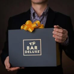 BarDeluxe® Whiskey Glazen - Whiskey Set - 4 Stuks - Whiskeyglazen - Whiskey Cadeauset - Handgemaakt - 100% Kristal - Whiskey Gift Set - Inclusief Unieke IJsblokjesvorm & Luxe Bewaardoos -Aanbiedingen Keukengerei Winkel 1200x1200 1133