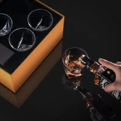 BarDeluxe® Whiskey Glazen - Whiskey Set - 4 Stuks - Whiskeyglazen - Whiskey Cadeauset - Handgemaakt - 100% Kristal - Whiskey Gift Set - Inclusief Unieke IJsblokjesvorm & Luxe Bewaardoos -Aanbiedingen Keukengerei Winkel 1200x1200 1137
