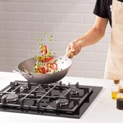 Navaris Grote Wokpan Geschikt Voor Inductie - Koolstofstalen Wok Met Twee Handvaten - Carbon Steel Wok 30 Cm Diameter - Voor Roerbak- En Wokgerechten -Aanbiedingen Keukengerei Winkel 1200x1200 301