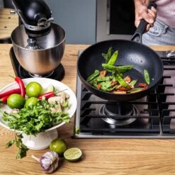 KitchenAid Classic Forged Aluminium Wok ø28cm - Zwart - Inductie - Anti-aanbak 23 KitchenAid Classic Forged Aluminium Wok ø28cm - Zwart - Inductie - Anti-aanbak -Aanbiedingen Keukengerei Winkel 1200x1200 321