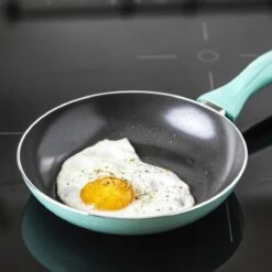 VitaVerde Expert Koekenpannenset Ø 20cm + Ø 24cm + Ø 28cm - Turquoise - Inductie - PFAS-vrij 15 VitaVerde Expert Koekenpannenset Ø 20cm + Ø 24cm + Ø 28cm - Turquoise - Inductie - PFAS-vrij -Aanbiedingen Keukengerei Winkel 1200x1200 343