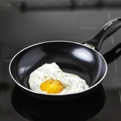 VitaVerde Expert Koekenpannenset Ø 24cm + Ø 28cm - Zwart - Inductie - PFAS-vrij 16 VitaVerde Expert Koekenpannenset Ø 24cm + Ø 28cm - Zwart - Inductie - PFAS-vrij -Aanbiedingen Keukengerei Winkel 1200x1200 371