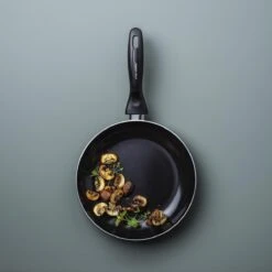 VitaVerde Expert Koekenpannenset Ø 24cm + Ø 28cm - Zwart - Inductie - PFAS-vrij 19 VitaVerde Expert Koekenpannenset Ø 24cm + Ø 28cm - Zwart - Inductie - PFAS-vrij -Aanbiedingen Keukengerei Winkel 1200x1200 373