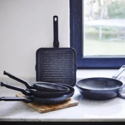 BK Universe Koekenpannenset Ø 24 Cm + Ø 28 Cm - Inductie - PFAS-vrij 8 BK Universe Koekenpannenset Ø 24 Cm + Ø 28 Cm - Inductie - PFAS-vrij -Aanbiedingen Keukengerei Winkel 1200x1200 381