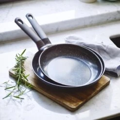 BK Universe Koekenpannenset Ø 24 Cm + Ø 28 Cm - Inductie - PFAS-vrij 9 BK Universe Koekenpannenset Ø 24 Cm + Ø 28 Cm - Inductie - PFAS-vrij -Aanbiedingen Keukengerei Winkel 1200x1200 382