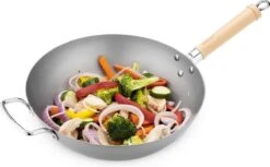 Navaris Grote Wokpan Geschikt Voor Inductie - Koolstofstalen Wok Met Twee Handvaten - Carbon Steel Wok 30 Cm Diameter - Voor Roerbak- En Wokgerechten -Aanbiedingen Keukengerei Winkel 1200x743 2