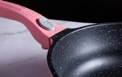 Royalty Line Inductie Pannenset - Luxe 14-delige Pannenset Marmeren Coating - Pannen Met Afneembare Handvaten - Oven-Ready - PFAS-Vrij - Voor Alle Warmtebronnen - Afneembare Koudgrepen - Antiaanbaklaag - Koekenpan Met Glazen Deksels - Roze -Aanbiedingen Keukengerei Winkel 1200x757 4