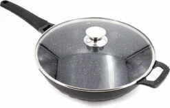 Cheffinger Wokpan Met Deksel - 32cm - Zwart - Pan - Keukenaccessoires -Aanbiedingen Keukengerei Winkel 1200x767