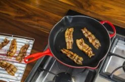 Le Creuset - Gietijzeren Ronde Skillet In Kersenrood 23cm -Aanbiedingen Keukengerei Winkel 1200x787 2