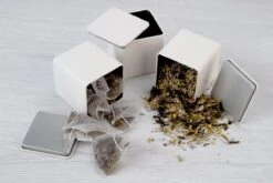 Theedoos Van ZENZYTEA® - Bamboe - Theedoos 9 Vaks - Inclusief 3 Theeblikken Voor Losse Thee - Geschikt Voor Grote & Kleine Theezakjes - Vierkant - Grote Vakken - Luxe Verpakking - Cadeau -Aanbiedingen Keukengerei Winkel 1200x800 123