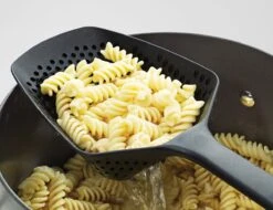 Joseph Joseph Scoop Plus Vergietlepel - Schuimspaan - Frituurschep -Aanbiedingen Keukengerei Winkel 1200x923