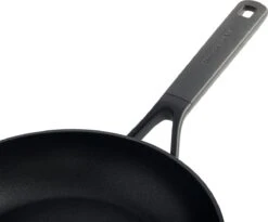 KitchenAid Classic Forged Aluminium Wok ø28cm - Zwart - Inductie - Anti-aanbak 18 KitchenAid Classic Forged Aluminium Wok ø28cm - Zwart - Inductie - Anti-aanbak -Aanbiedingen Keukengerei Winkel 1200x997 2