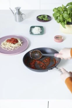 Brabantia Tasty+ Opscheplepel Plus Schraper - Grape Red -Aanbiedingen Keukengerei Winkel 799x1200 1