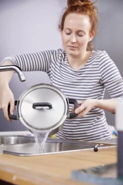 BK Flow Cool Pannenset - 4-delig – RVS Deksels - Veilig Afgietsysteem - Geschikt Voor Alle Warmtebronnen 31 BK Flow Cool Pannenset - 4-delig – RVS Deksels - Veilig Afgietsysteem - Geschikt Voor Alle Warmtebronnen -Aanbiedingen Keukengerei Winkel 799x1200 5